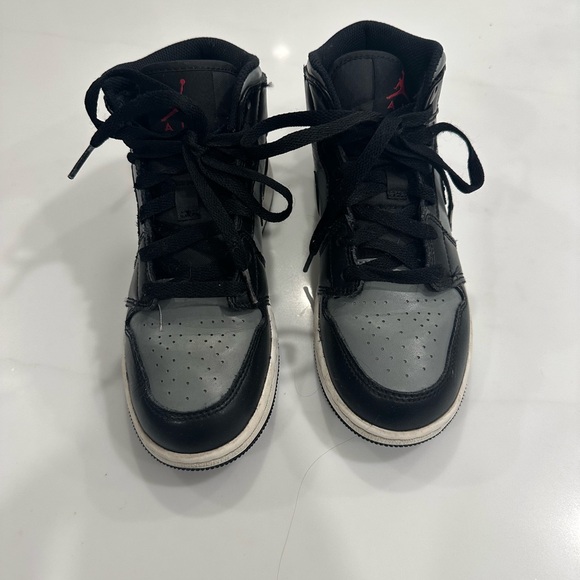 Boys gently used Size 4 Air Jordan 1 Mid Black/Red/Gray - Picture 2 of 2